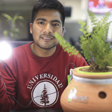 Creció sin luz. Hoy enciende pueblos enteros con su invento