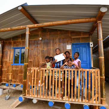 Casas de bambú para poblaciones vulnerables en Ecuador