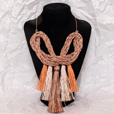 Artesanas paraguayas trasnforman basura en joyas