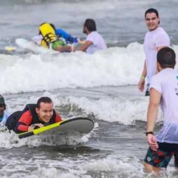 Surfeando Sonrisas: cuando el mar derriba las barreras de la discapacidad 